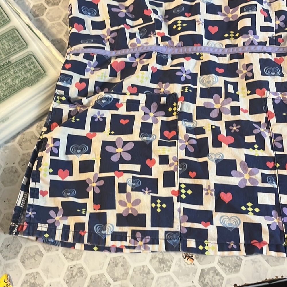 Cherokee XS Purple Flower Heart Short Sleeve V Neck Uniform Scrub Top - Picture 3 of 6